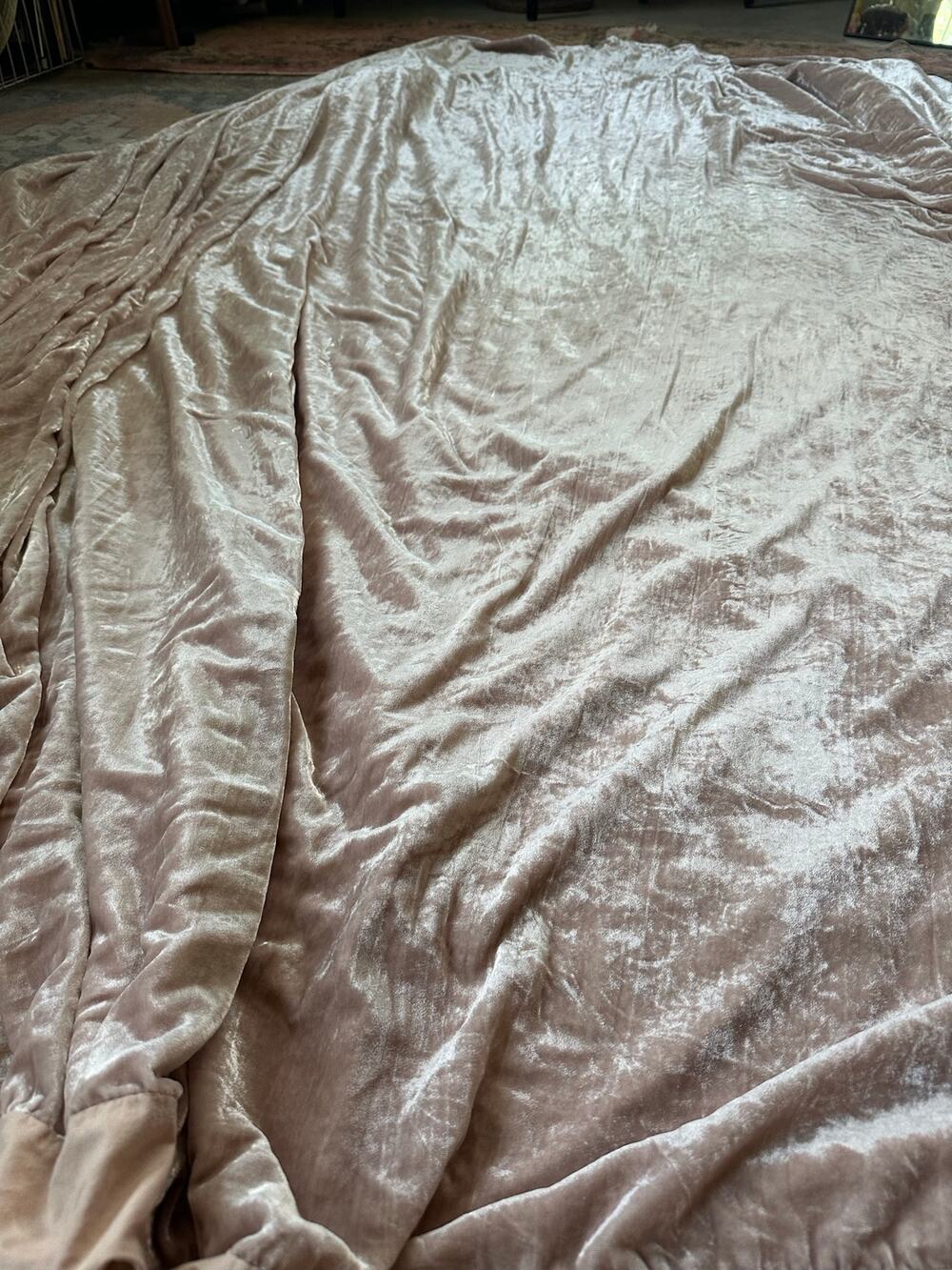 West Elm Lush Crinkle Velvet Duvet Cover king Dusty Blush 92x108”